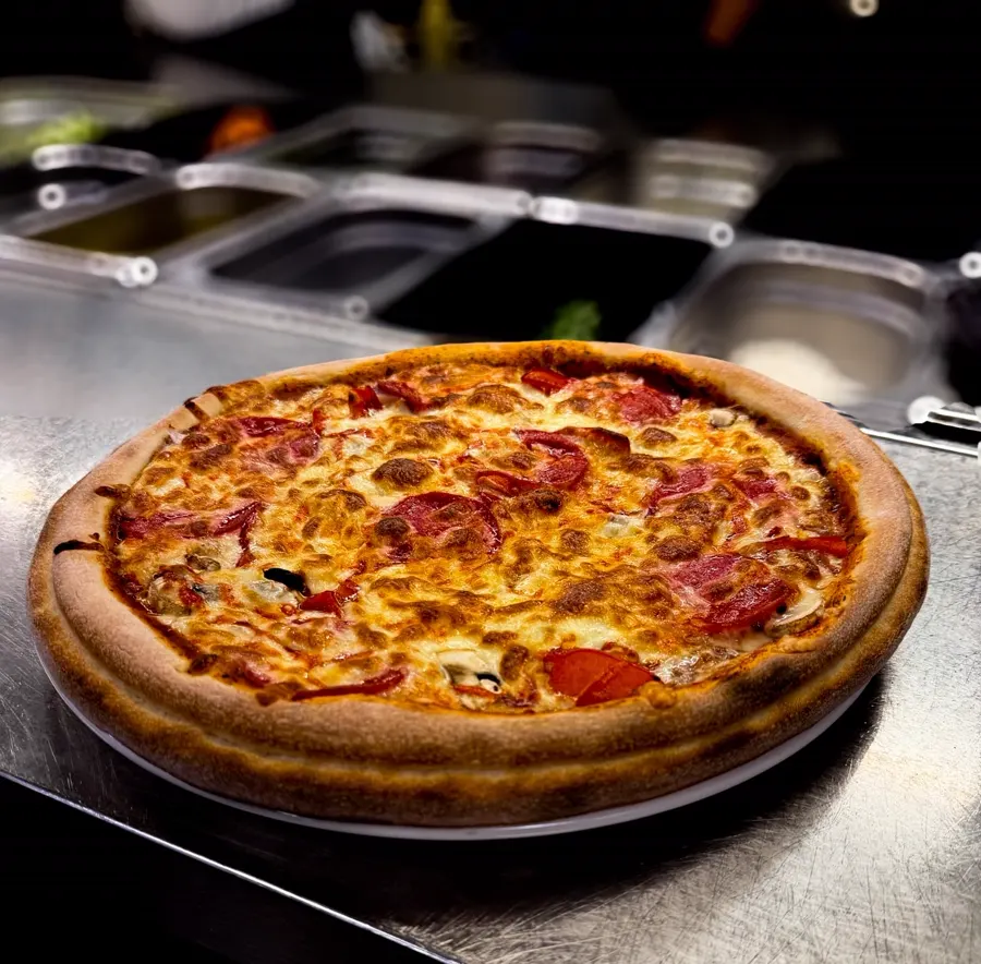 Nybakad pizza direkt ur ugnen