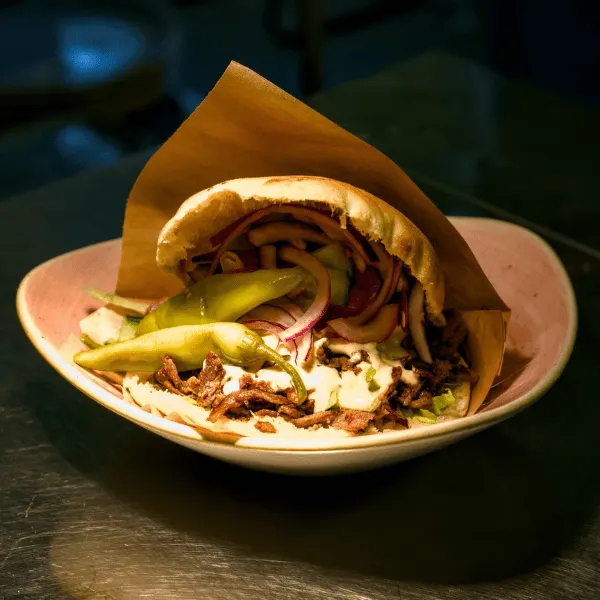 Kebab i pitabröd med sås och peppar